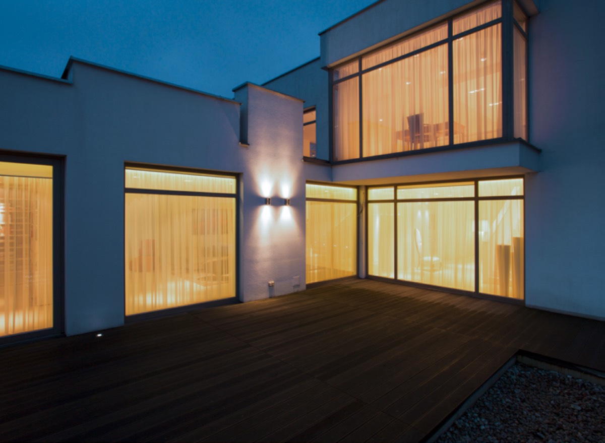 Villa bei Nacht